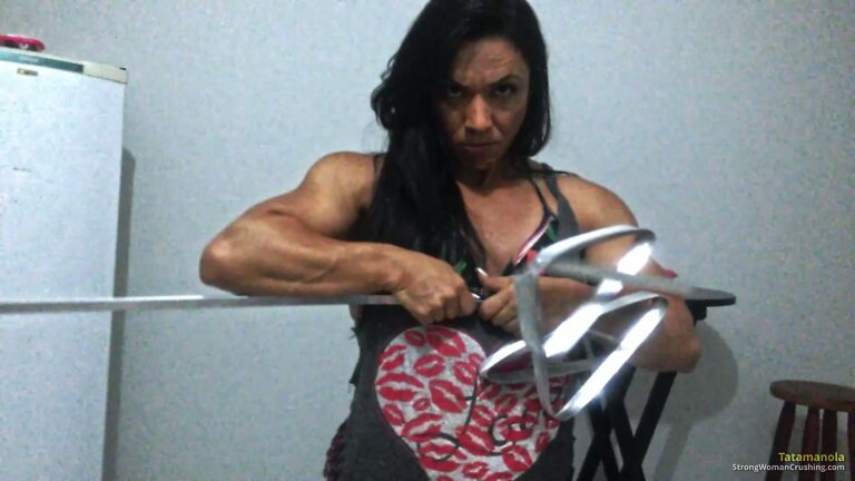princ Tatamanola destroys a metal with her strength 001 1