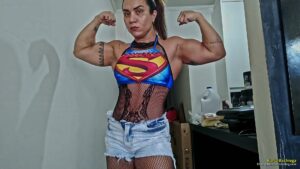 Karla Bachiega destroys a headphone