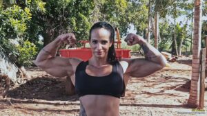 Gil Cunha bursting out soda cans with strength