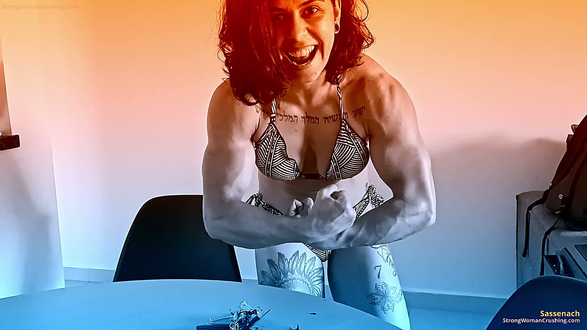 princ SA metal motorcycle smashed in her powerful hands 001 4