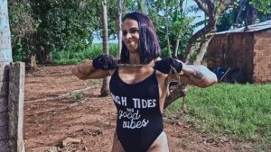 Gil Cunha rips metal chains and bends bars