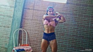 Thata Ogra Apple Crushing in her Muscular Body