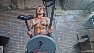 Thata Ogra Lifts am Ergometric bike