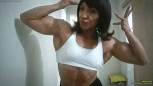 Tatamanola Sensual Posing