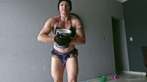 Physique crushes a hard metal can wih her muscles