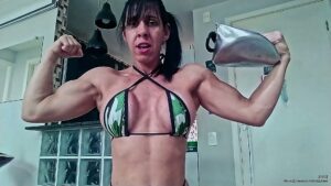 Fabi shows her muscles and strength while crushing a pan