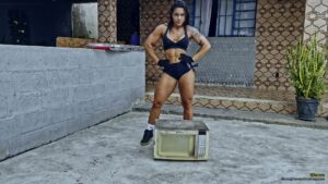 Glauce shows her brute strength and muscles by destroying a microwave