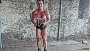 Thata Ogra uses her muscles and bend some metal