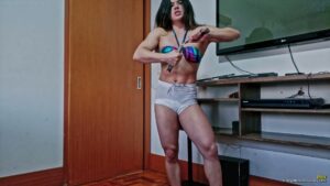 Jhey Display Her Powerful Muscles as She Bends Metal Effortlessly