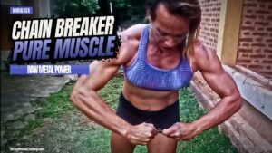 Maria Luiza Breaks a Metal Chain With Pure Muscle